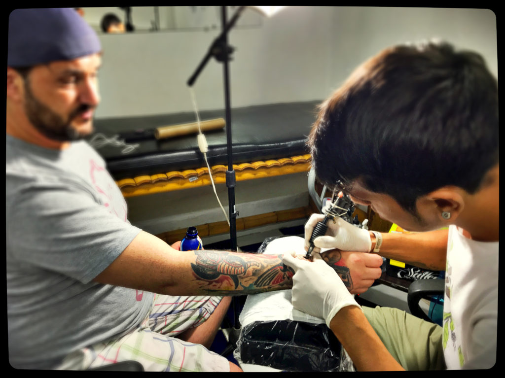 Erick Dulberg gets a 50$ lizard tattoo in Montañita, Ecuador.